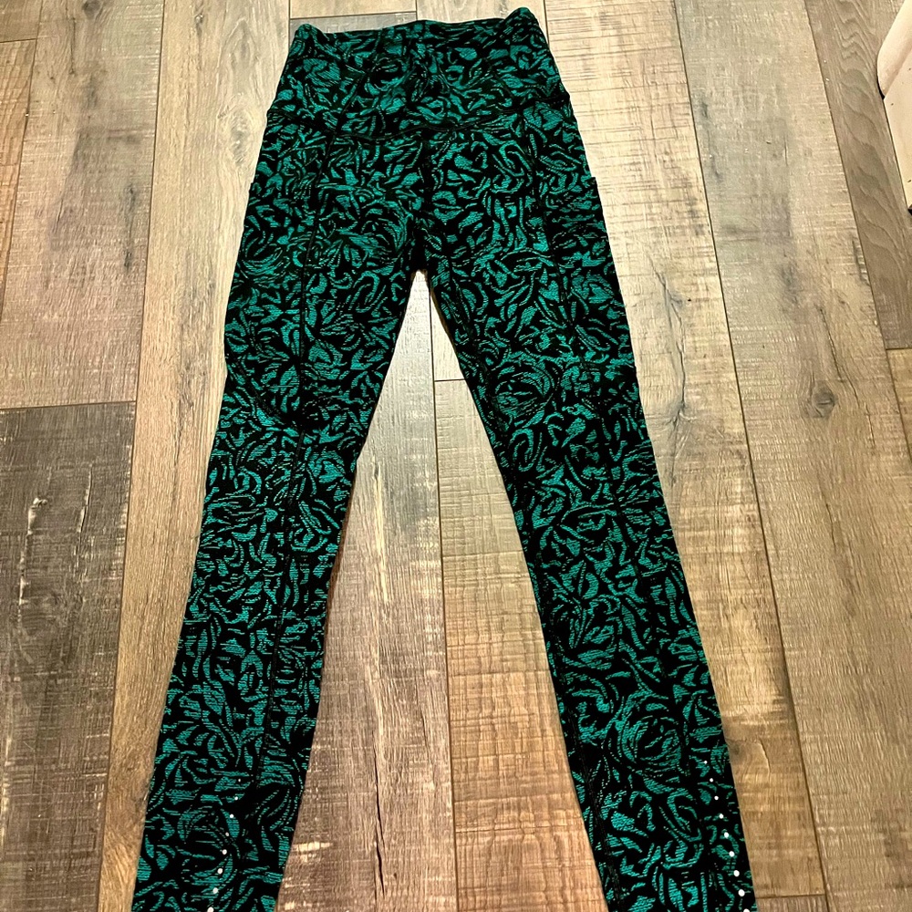 SALE: Lululemon Leggings Size 2 Like New Beautiful Turquoise + Black Print!